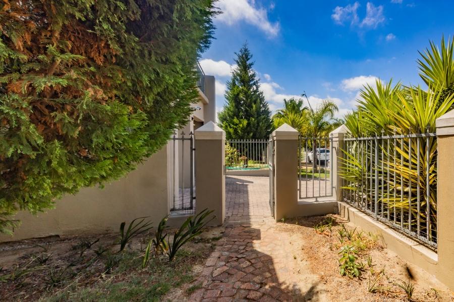 6 Bedroom Property for Sale in Uitzicht Western Cape